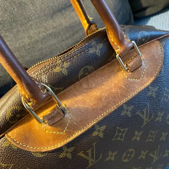 Authentic Louis Vuitton Deauville Monogram Bag - Picture 3 of 8